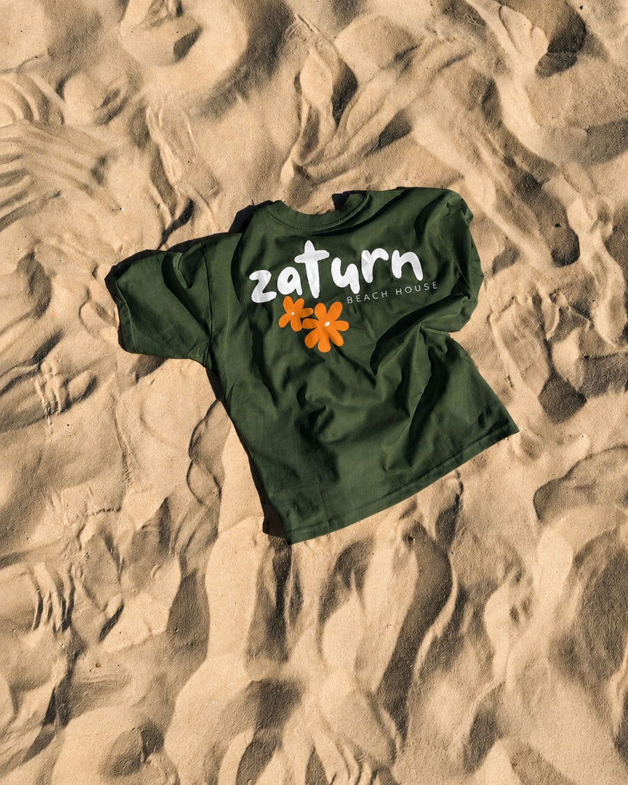 Zaturn Drop 01 Tee en olive sobre la arena, vista de espalda